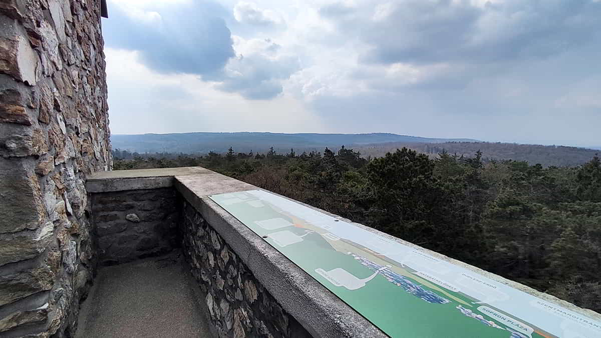 Kilátás és az információs táblák